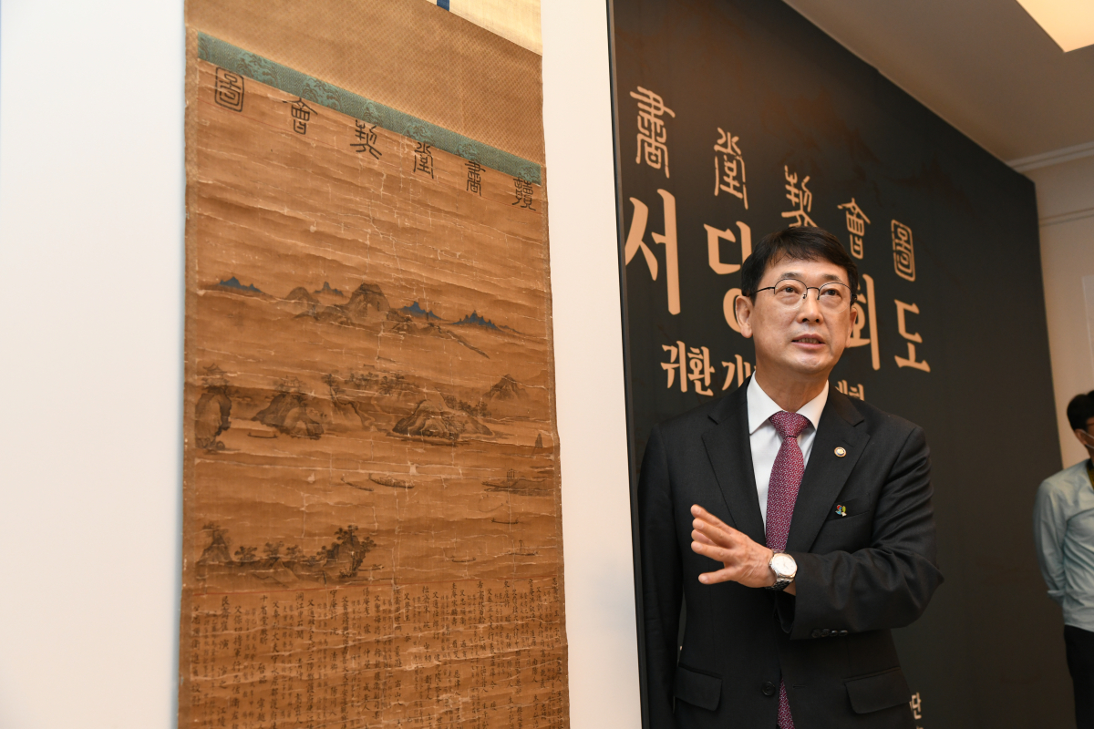 ▲22일 국립고궁박물관에서 열린 '독서당계회도' 언론공개회 행사에서 최응천 문화재청장이 설명하고 있다. (문화재청)