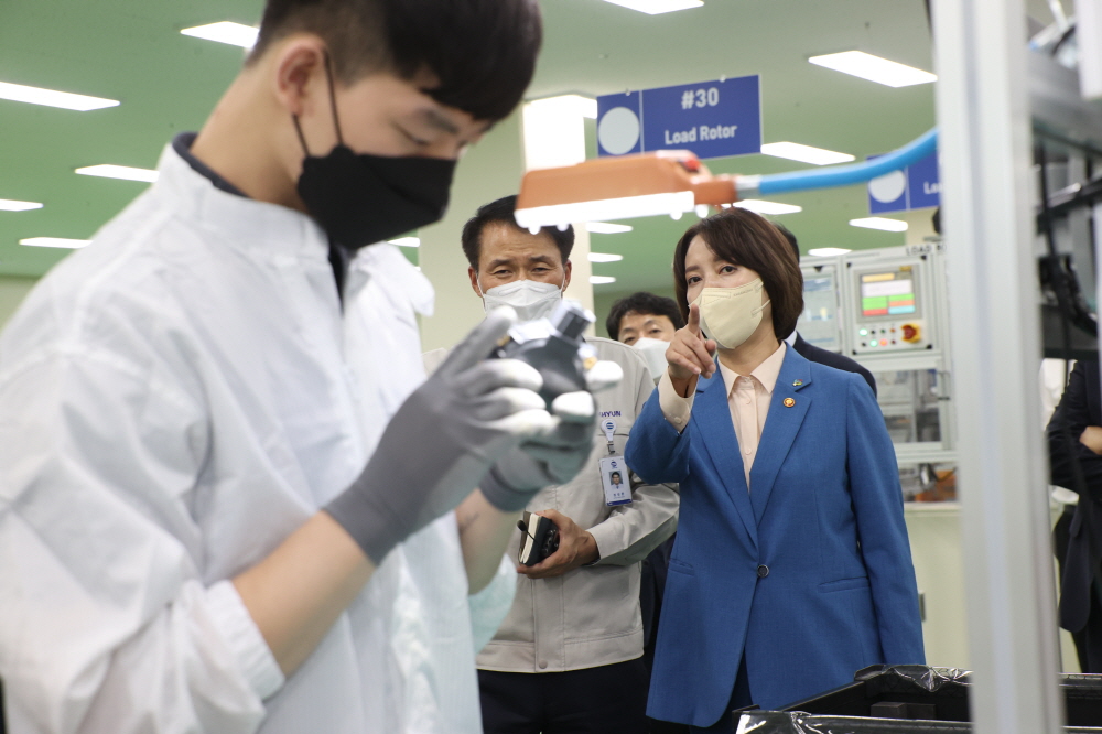 ▲이영 중소벤처기업부 장관은 22일 경남 창원에 위치한 중소기업 삼현의 스마트공장을 방문해 생산현장을 둘러봤다. (사진제공=중소벤처기업부)