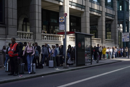 ▲영국 철도노조 파업으로 사람들이 21일(현지시간) 버스를 타기 위해 길게 줄 서 있다. 런던/AP연합뉴스

