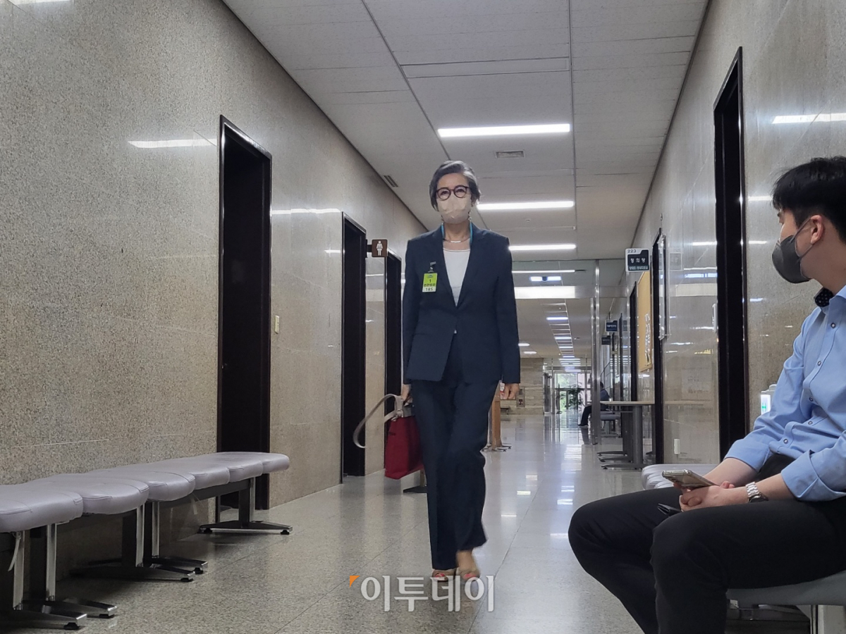 ▲국회로 걸어 들어오는 이양희 교수(이난희 기자 @nancho0907)