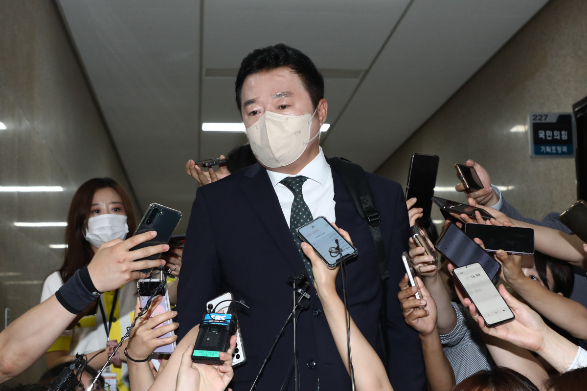 ▲국민의힘 김철근 당 대표 정무실장이 22일 참고인 조사를 위해 국회에서 열린 당 중앙윤리위원회 회의장으로 입장하며 취재진의 질문에 답하고 있다 (뉴시스)