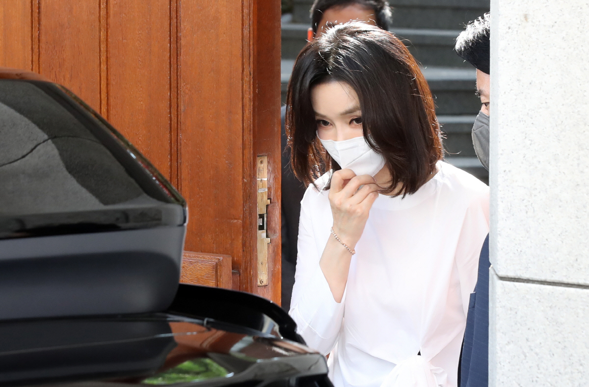 ▲16일 김건희 여사가 전직 대통령 고(故) 전두환 씨 부인 이순자 여사를 예방한 뒤 이 여사 자택을 나서고 있다. (뉴시스)