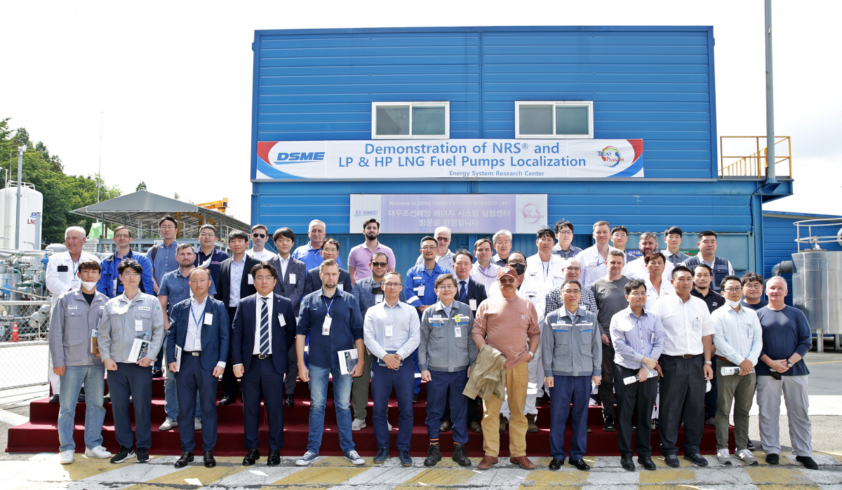 ▲대우조선해양 에너지시스템 실험센터에서 열린 ‘LNG 처리 기술 및 스마트십 솔루션에 대한 시연회’에서 대우조선해양, 선주, 선급 관계자들이 기념촬영을 하고 있다. (사진제공=대우조선해양)