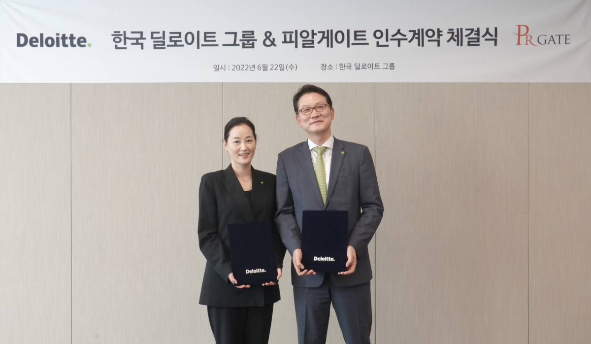 ▲한국 딜로이트 그룹이 22일 서울 여의도 국제금융센터 One IFC 빌딩 8층에서 브랜드 커뮤니케이션 전문기업 ‘피알게이트(PRGATE)’ 인수를 위한 계약 체결식을 진행했다. 왼쪽부터 강윤정 피알게이트 대표와 홍종성 한국 딜로이트 그룹 총괄대표. (사진 제공=한국딜로이트그룹)