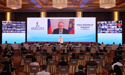 ▲브릭스 정상회의가 화상으로 22일 개최된 가운데 블라디미르 푸틴 러시아 대통령이 개막식에서 연설하고 있다. 베이징/신화연합뉴스
