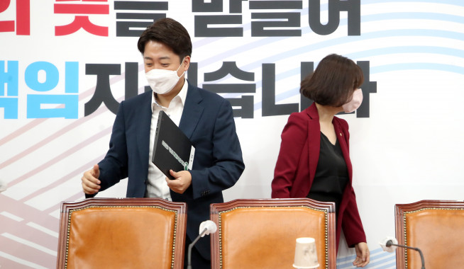 ▲국민의힘 이준석 대표와 배현진 최고위원이 23일 오전 국회에서 열린 최고위원회의에 참석하며 인사를 나눈 뒤 자리로 향하고 있다.  (연합뉴스)