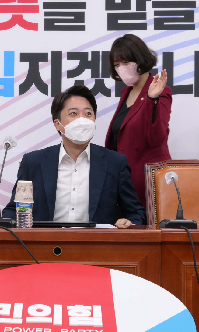 ▲ 23일 오전 국회에서 열린 국민의힘 최고위원회의에서 배현진 최고위원이 악수를 거부한 이준석 대표의 어깨를 치고 있다.  (연합뉴스)