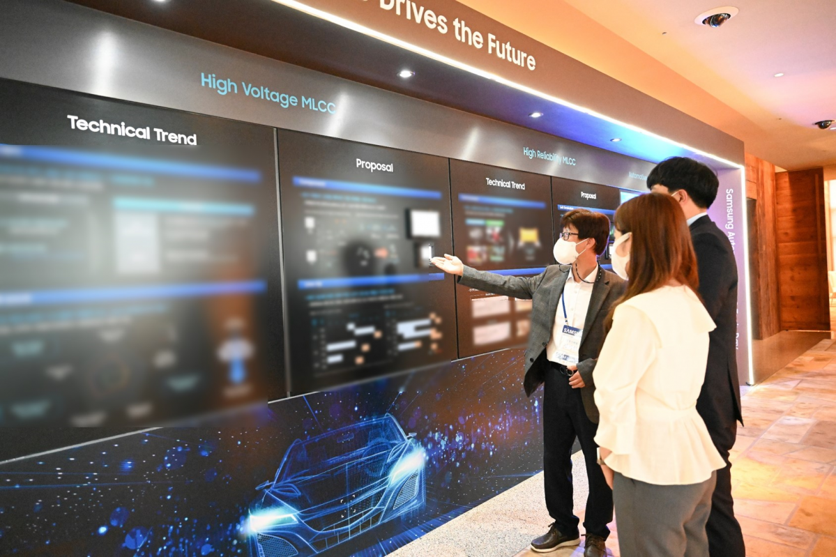 ▲삼성전기 직원이 전장테크데이에서 고객들에게 설명하고 있다.  (제공=삼성전기)