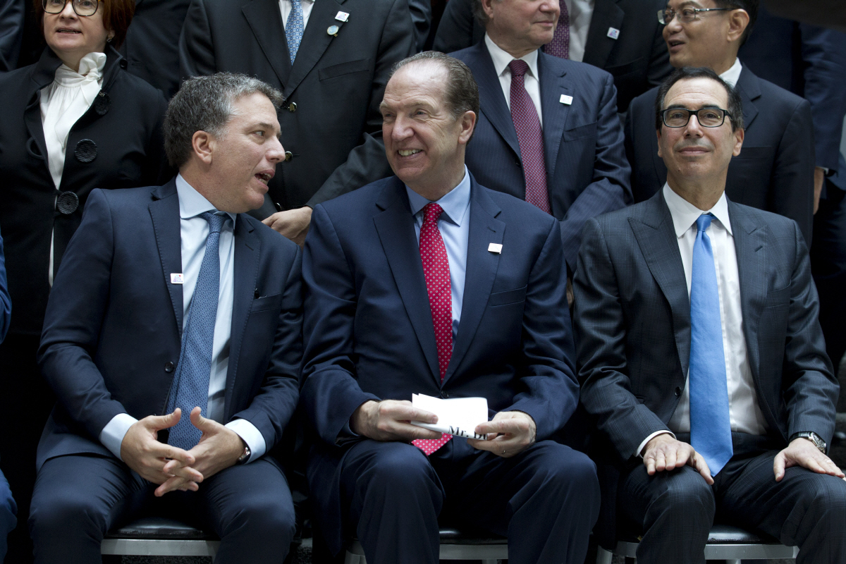 ▲왼쪽부터 니콜라스 두호브네 아르헨티나 재무장관과 데이비드 맬패스 세계은행(WB) 총재, 스티븐 므누신 전 미국 재무장관이 2019년 4월 12일 주요 20개국(G20) 재무장관 회의에서 대화하고 있다. 워싱턴D.C./AP뉴시스
