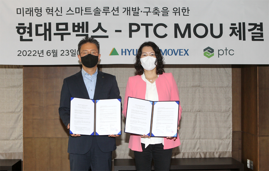 ▲현대무벡스는 글로벌 IT기업 ‘PTC코리아’와 23일 현대그룹 사옥에서 이상돈 현대무벡스 솔루션사업본부장(좌측)과 이연자 PTC코리아 제품영업총괄 상무(우측)가 참석한 가운데 ‘제조·물류 스마트솔루션 공동 공급·구축을 위한 업무협약’을 체결했다. (사진제공=현대무벡스)
