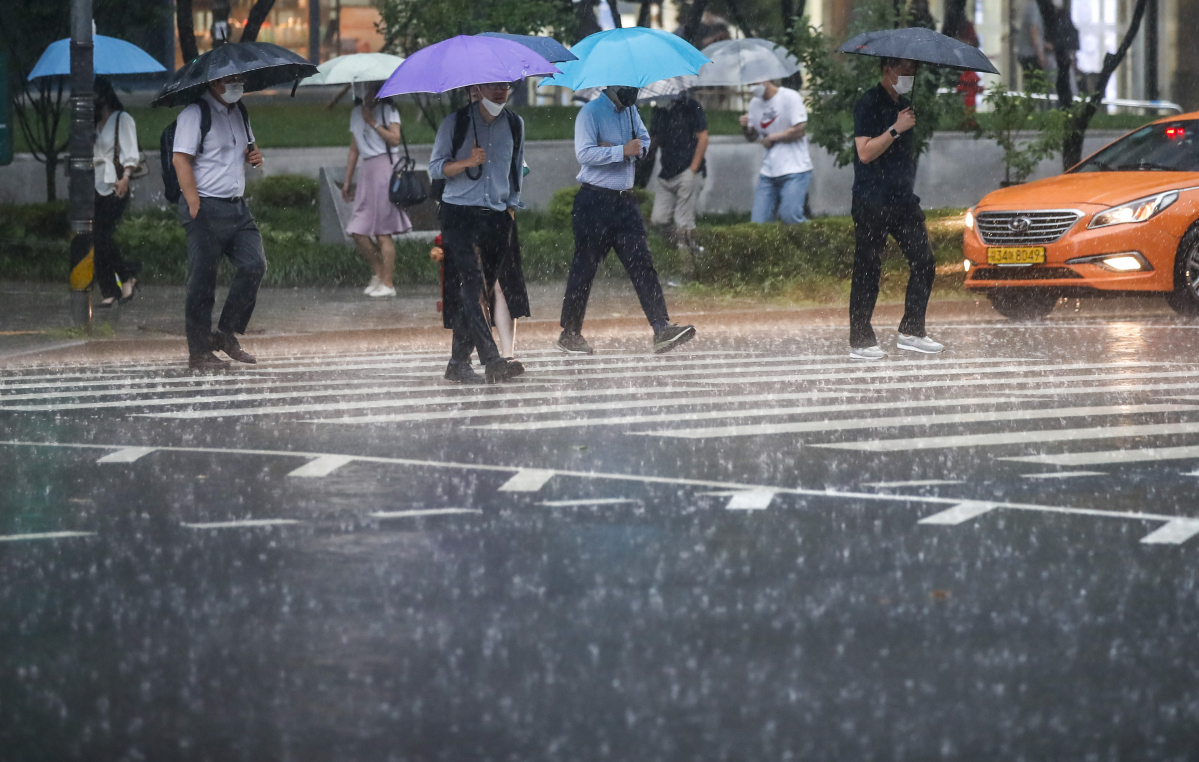 ▲전국적으로 장맛비가 내리고 있는 23일 오후 서울 서대문구 경찰청 인근에서 우산을 쓴 시민들이 이동하고 있다. (뉴시스)
