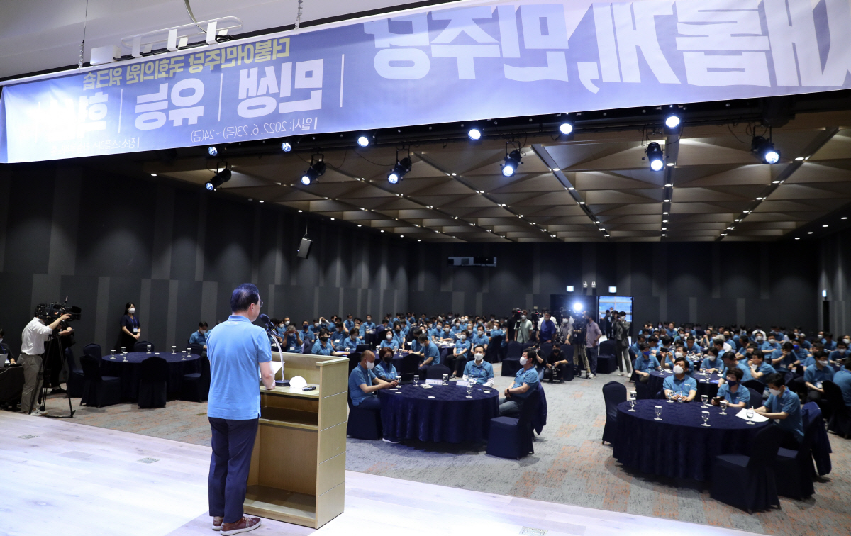 ▲더불어민주당 우상호 비상대책위원장과 박홍근 원내대표를 비롯한 의원들이 23일 충남 예산군 덕산 리솜리조트에서 열린 국회의원 워크숍에서 기념촬영을 하고 있다.(뉴시스)