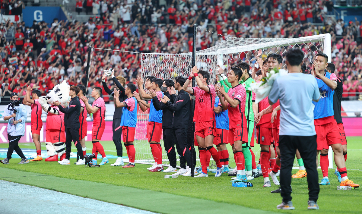 ▲(연합뉴스) 2일 오후 서울월드컵경기장에서 열린 남자 축구 국가대표팀 친선경기 한국과 브라질의 경기가 끝난 뒤 대표팀 선수들이 팬들을 향해 인사하고 있다.