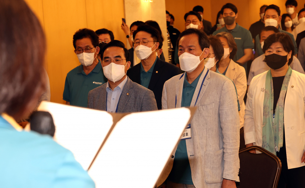 ▲더불어민주당 우상호 비상대책위원장과 박홍근 원내대표 등 참석 의원들이 24일 오전 충남 예산군 덕산리솜리조트에서 열린 '새롭게 도약하는 민주당의 진로 모색을 위한 국회의원 워크숍'에서 결의문 낭독을 듣고 있다. (국회사진기자단)