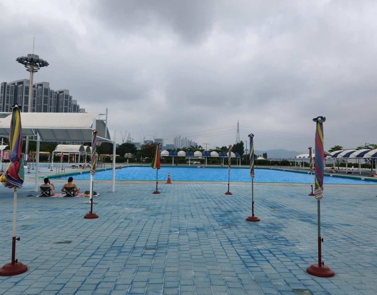 ▲잠원한강공원수영장에서 시민들이 휴식을 취하고 있다.  (김채빈 수습기자 @chaebi)