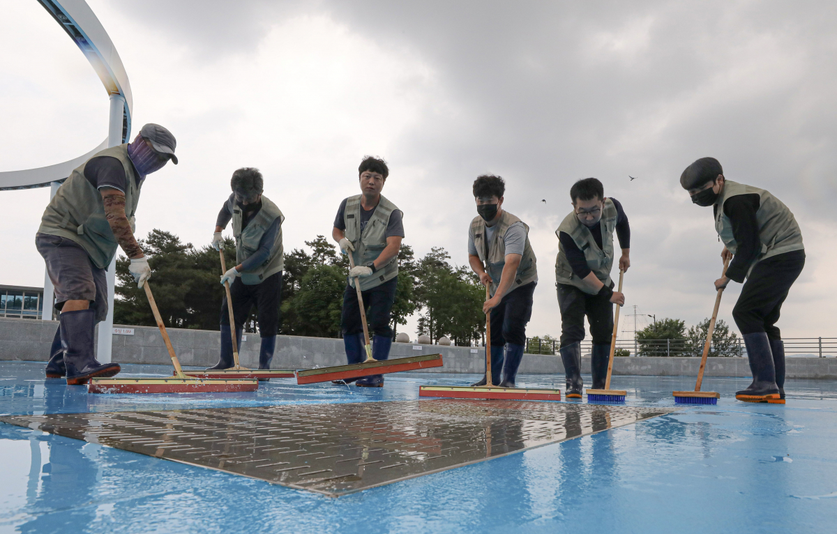 ▲지난 16일 한강사업본부 직원들이 뚝섬한강공원수영장 개장을 위해 준비하고 있다.  (뉴시스)