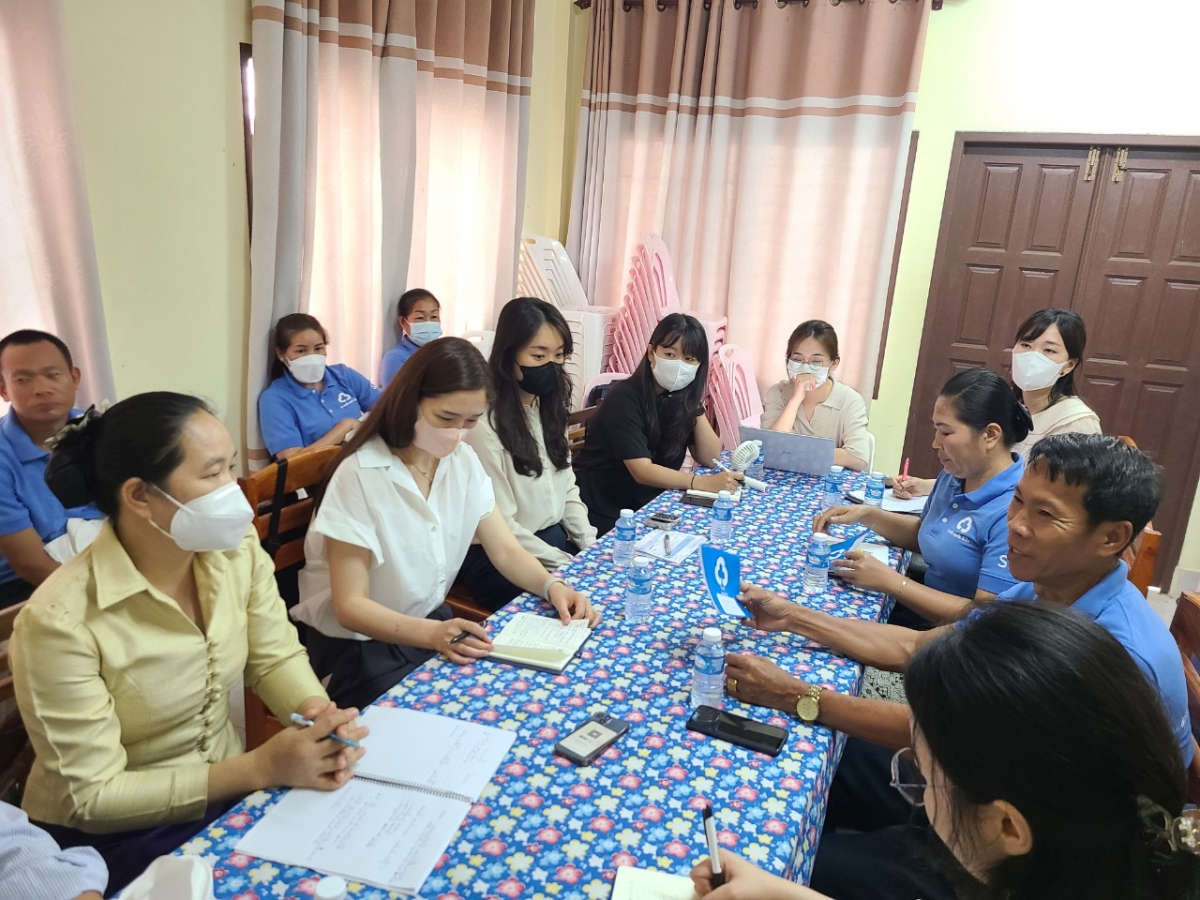 ▲라오스 농림부, 천연자원 및 환경부, 새마을금고중앙회, 한국환경공단 
관계자들이 모여 학생들의 저축습관 형성을 위해 사업연계 방안을 논의하고 있다. (사진제공= 새마을금고)