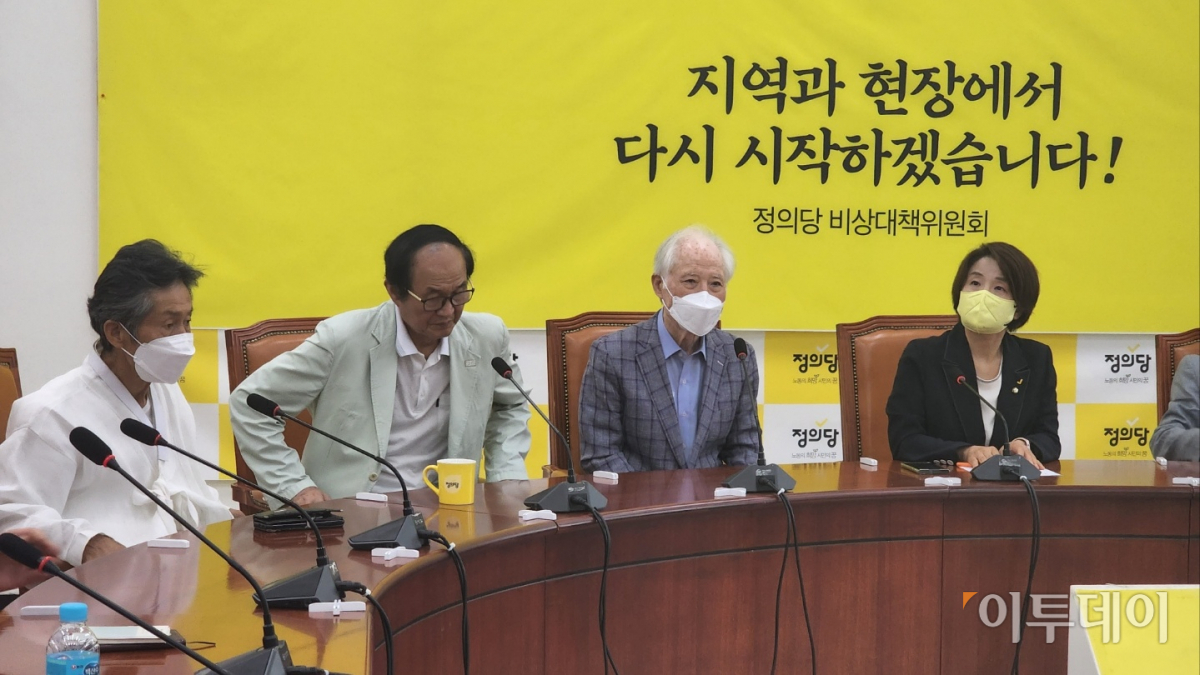 ▲이은주 정의당 비상대책위원장이 27일 오전 서울 여의도 국회에서 열린 진보정치 원로들과의 간담회에서 의견을 청취하고 있다. 이날 간담회에는 (사진 왼쪽부터) 강기갑·이수호·권영길 상임고문 등 노동·진보운동 원로들이 참석했다.  (유혜림 기자 wiseforest@)