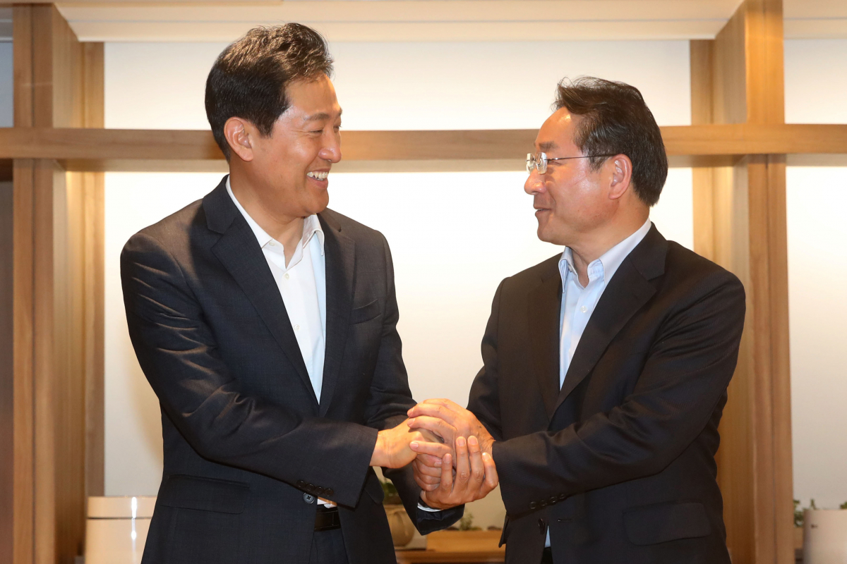 ▲오세훈 서울시장과 유정복 인천시장 당선인이 27일 오전 서울 중구 서울시청 시장 집무실에서 인사를 나누고 있다.  (공동취재사진)