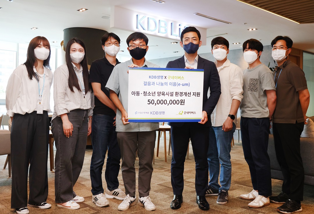 ▲지난 21일 서울시 용산구에 위치한 KDB생명본사에서 굿네이버스 사회공헌부 어정욱부장(판넬 오른쪽)과 이번 걸음기부 캠페인에서 수상한 KDB생명 임직원들이 참석한 가운데 기부금 5000만 원을 전달했다.  