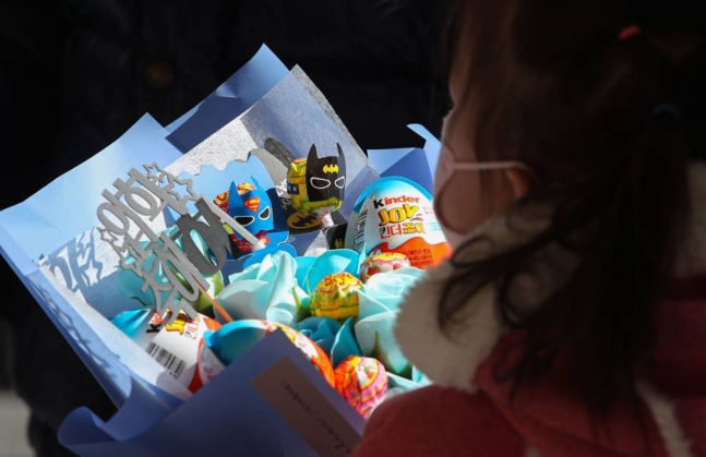 ▲새학기 전면 등교 첫날인 지난 3월2일 오후 서울 시내 초등학교에서 열린 입학식에서 한 아이가 입학 축하 꽃다발을 들고 있다.  (뉴시스)