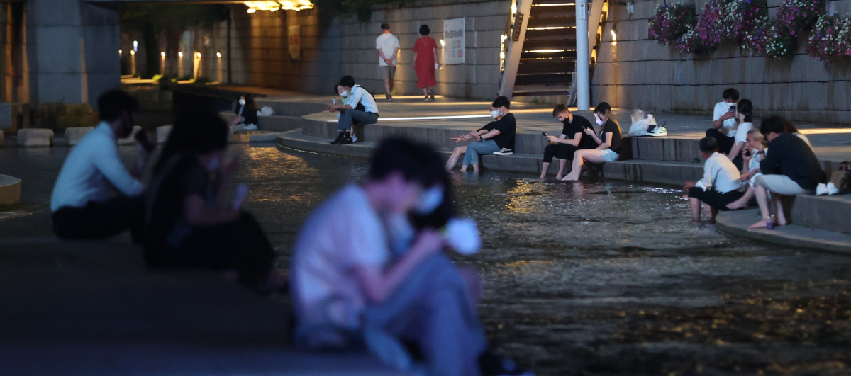 ▲폭염과 열대야에 청계천으로 나온 시민들(연합뉴스)
