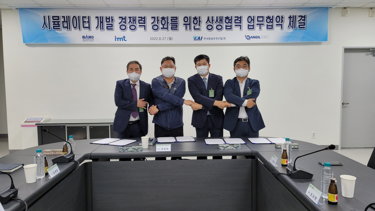 ▲왼쪽부터 신용인 한길씨앤씨 대표이사, 한창헌 KAI 미래사업부문장, 조자연 아이엠티 대표이사, 구칠효 바로텍시너지 대표이사 (사진제공=한국항공우주산업)