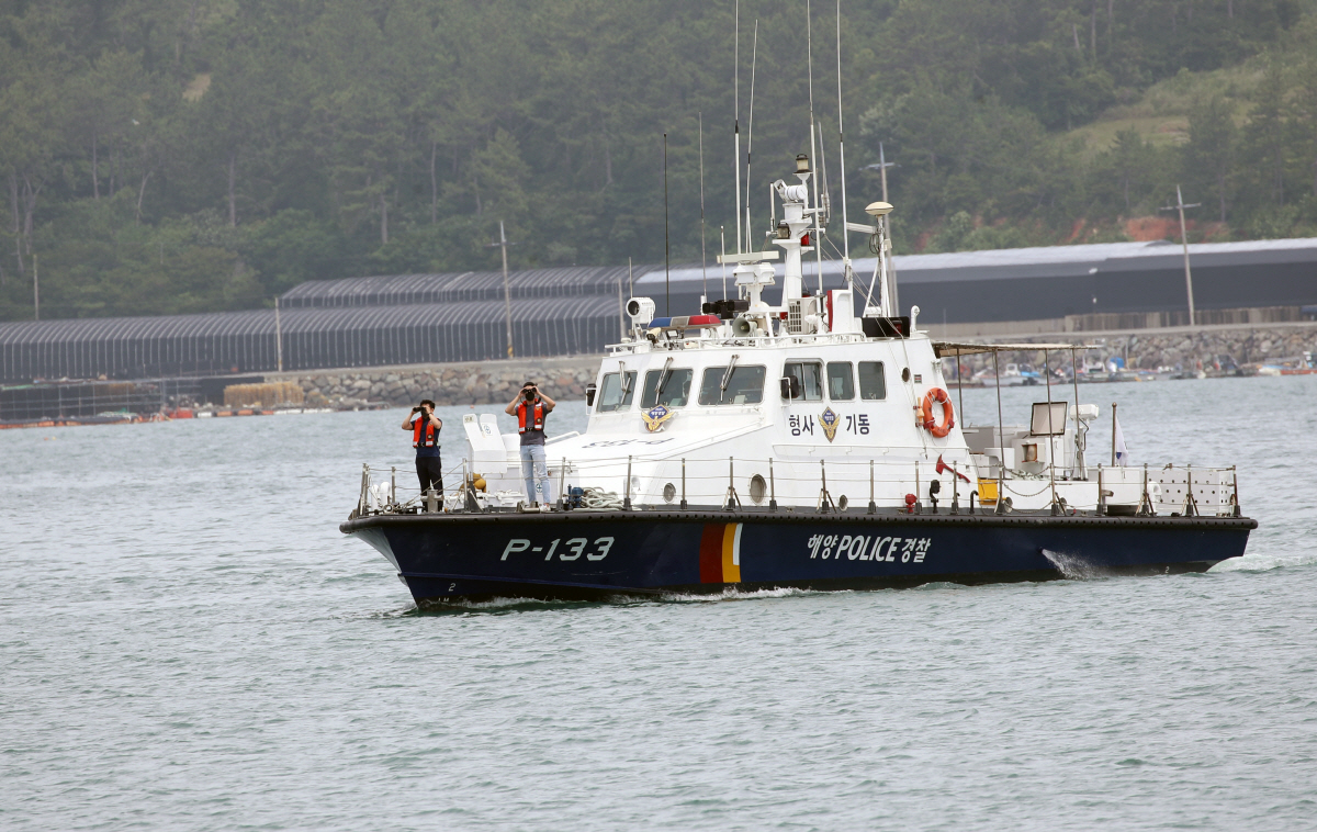 ▲실종된 조유나 양의 가족을 찾기 위한 수사가 엿새째 이어진 27일 전남 완도군 신지면 송곡선착장에서 해경이 경비정을 타고 해상을 수색하고 있다. (연합뉴스)
