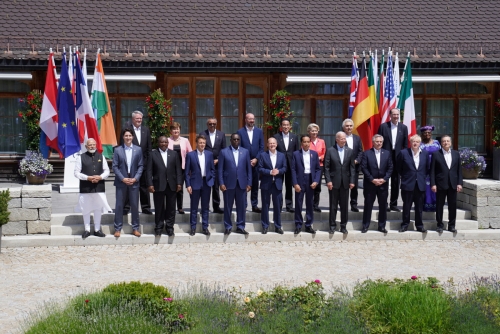 ▲나렌드라 모디 인도 총리(맨 왼쪽)가 27일(현지시간) G7 정상회의가 열린 독일 바이에른주 엘마우에서 각국 정상들과 사진을 촬영하고 있다. 엘마우/로이터연합뉴스
