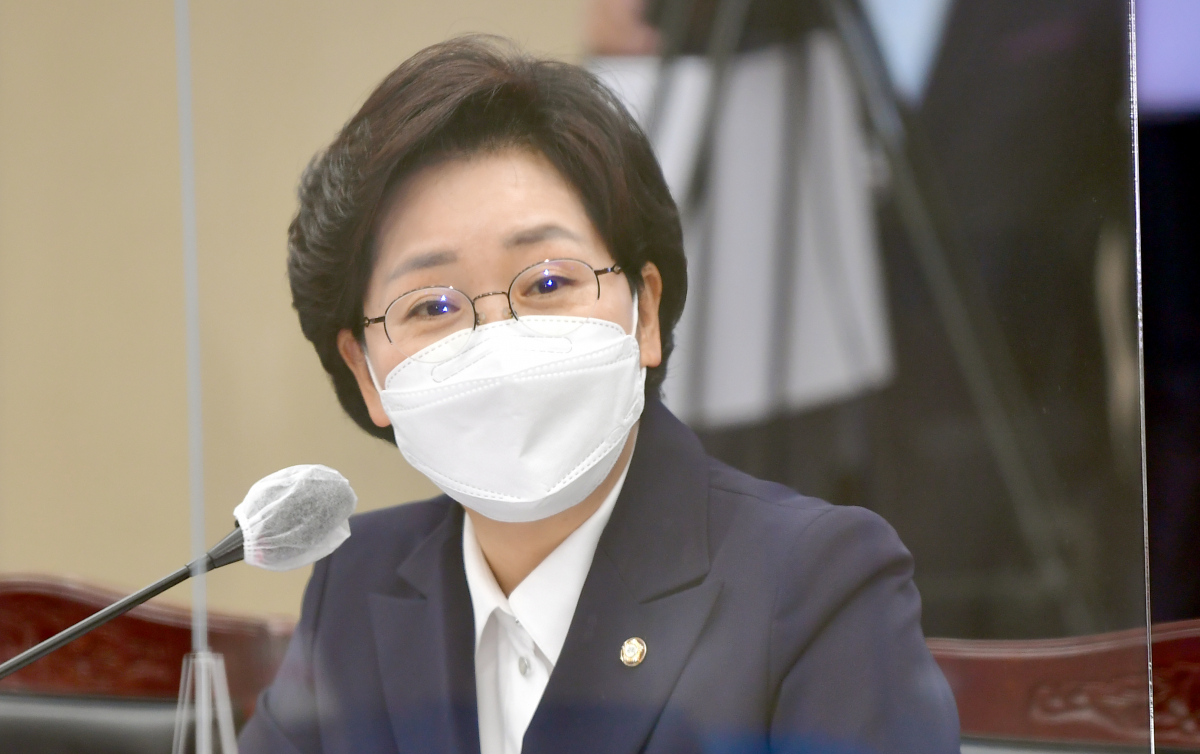 ▲[광주=뉴시스] 류형근 기자 = 18일 오전 광주 북구 광주국세청에서 국회 기획재정위원회가 광주지방국세청·한국은행광주전남·목포본부에 대한 현장 국정감사를 실시하고 있는 가운데 무소속 양향자 의원이 질의를 하고 있다. 2021.10.18. hgryu77@newsis.com