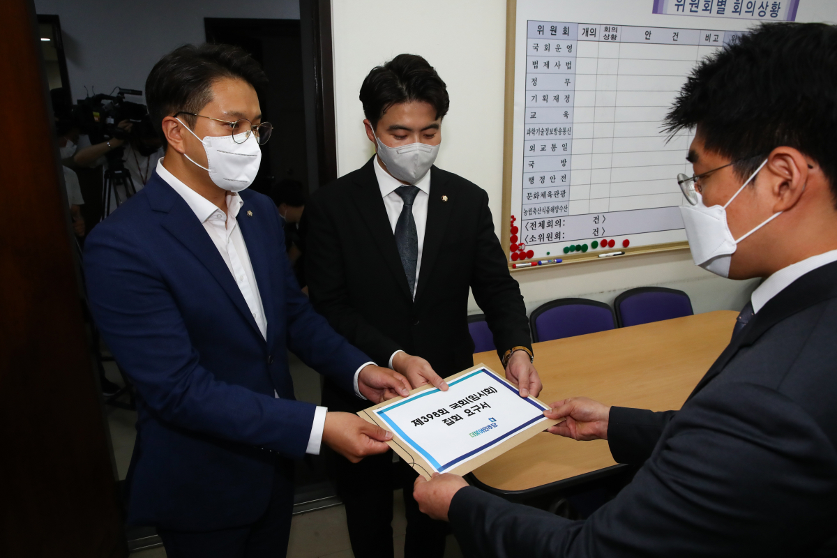 ▲더불어민주당 오영환 원내대변인(오른쪽)과 전용기 의원이 28일 국회 의사과에 7월 임시국회 소집요구서를 제출하고 있다. (공동취재사진)