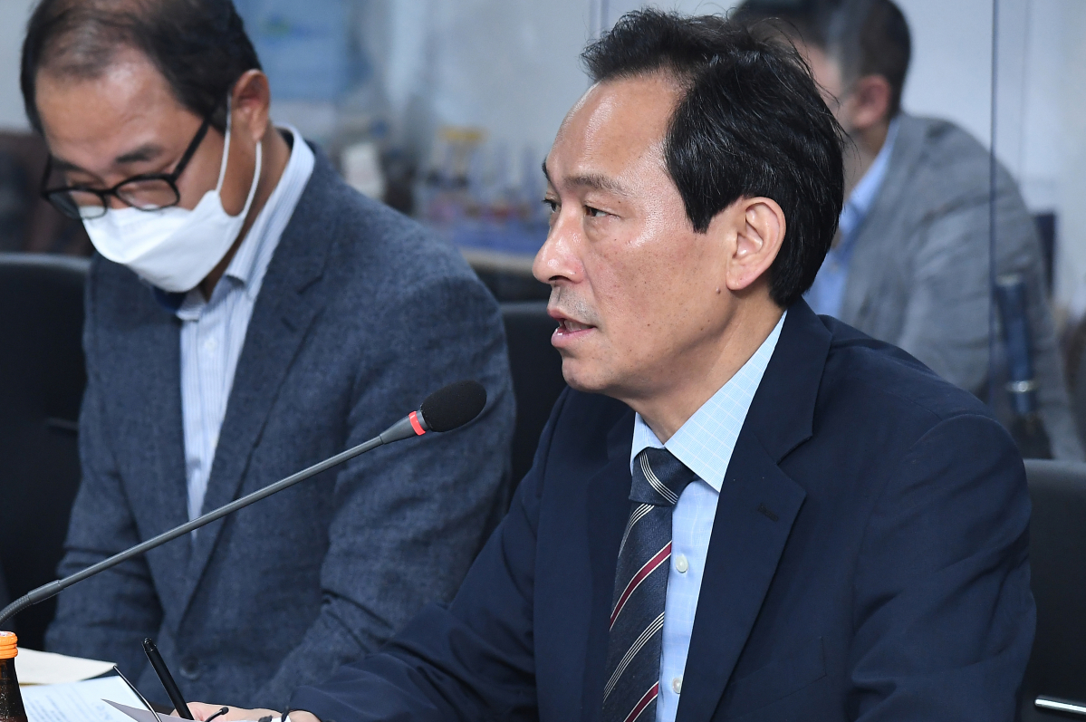 ▲우상호 더불어민주당 비상대책위원장이 28일 경기도 안산시 유일금속에서 열린 ‘납품단가 연동제 도입 현장 간담회'에서 발언을 하고 있다.  (국회사진기자단)