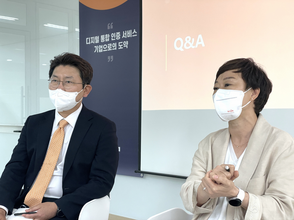 ▲(왼쪽부터)변준모 라온화이트햇 사업본부장과 이정아 라온화이트햇 대표가 질의응답 시간을 갖고 있다. (사진제공=라온화이트햇)