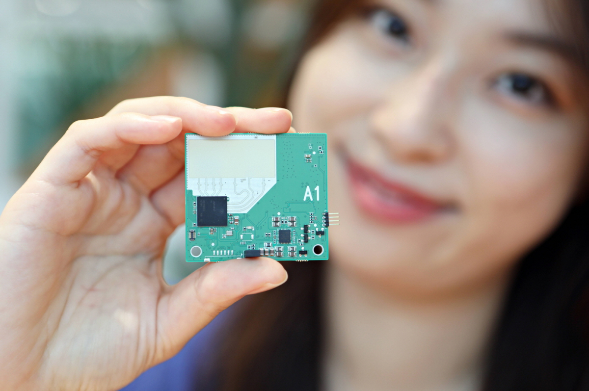 ▲ LG이노텍 직원이 ‘차량 실내용 레이더모듈’을 선보이고 있다. (제공=LG이노텍)