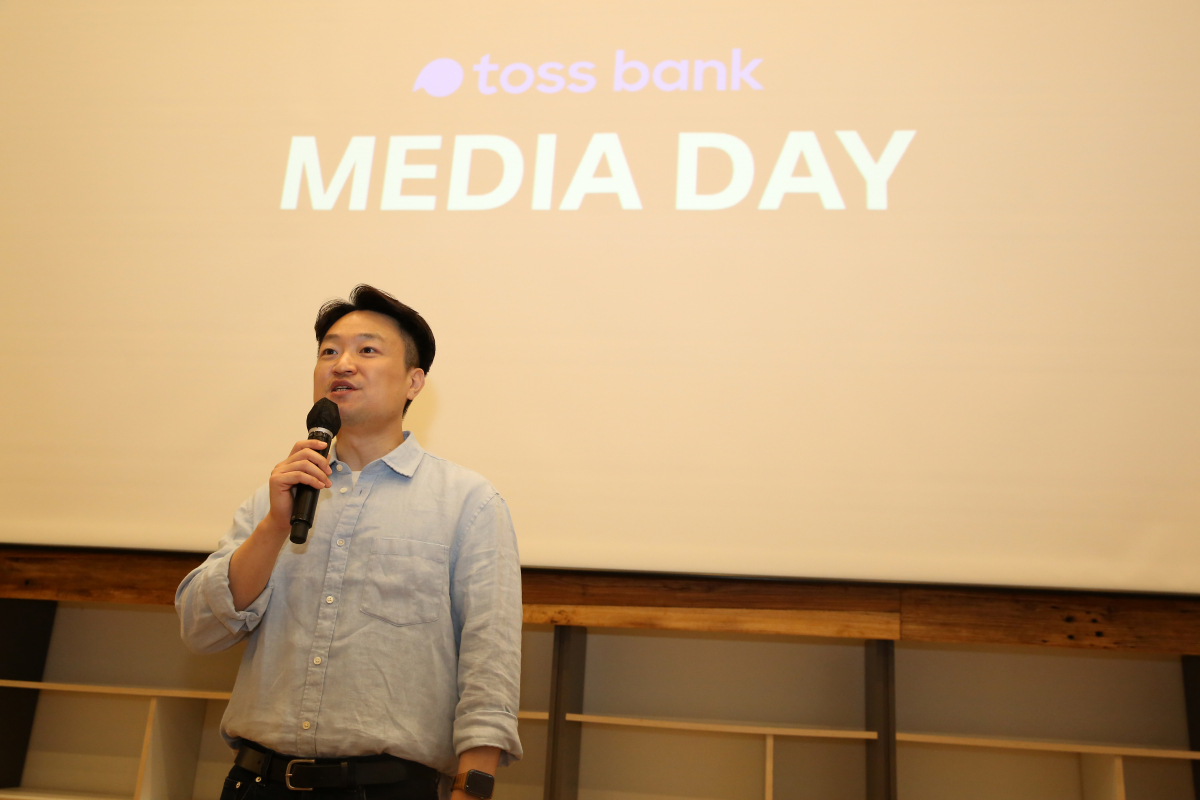 ▲28일 서울 중구 커뮤니티하우스에서 열린 토스뱅크 미디어데이 행사에서 홍민택 토스뱅크 대표가 출범 후 성과를 리뷰하고 하반기 주요 상품에 대해 발표하고 있다. (사진제공= 토스뱅크)