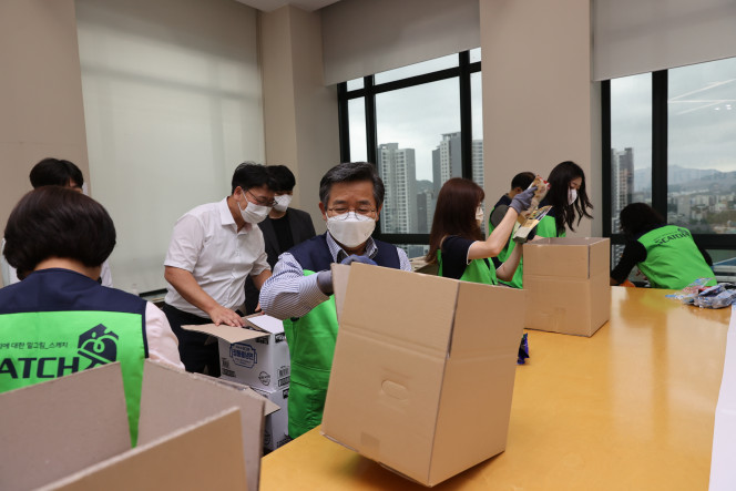 ▲김헌동(가운데) SH공사 사장 등 서울주택도시공사 임직원이 보훈가족에게 전달할 냉방용품을 포장하고 있다.  (사진제공=SH공사)