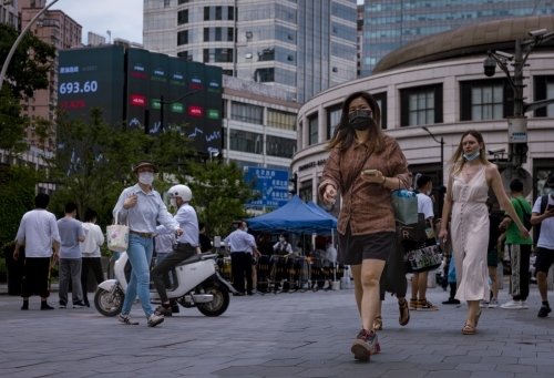 ▲중국 상하이 거리를 사람들이 마스크를 낀 채 걷고 있다. 상하이/EPA연합뉴스
