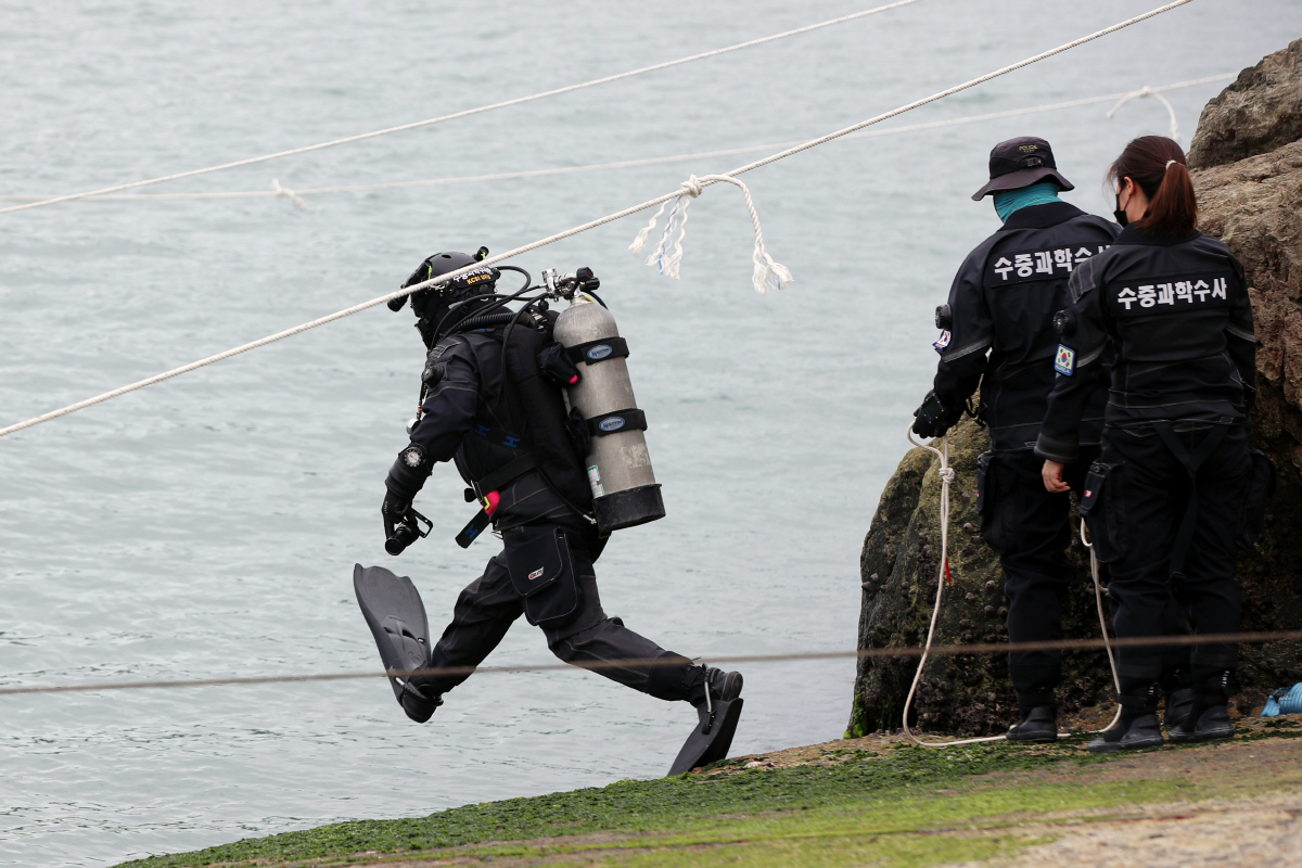 ▲27일 오후 전남 완도군 신지면 물하태선착장에서 경찰이 실종된 조유나(10) 양과 가족을 찾기 위해 수중 수색에 나서고 있다. (연합뉴스)
