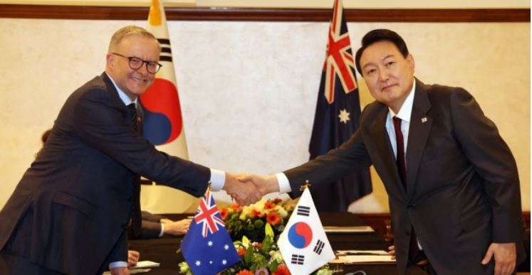 ▲북대서양조약기구(NATO·나토) 정상회의 참석을 위해 스페인을 방문 중인 윤석열 대통령이 28일(현지시간) 마드리드 시내 한 호텔에서 열린 한·호주 정상회담에서 앤서니 앨버니지 호주 총리와 악수하고 있다. (연합뉴스)