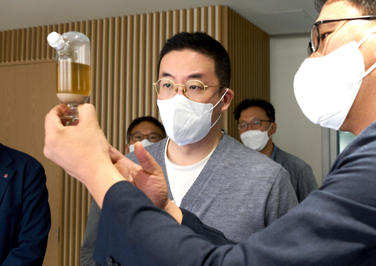 ▲28일 서울 마곡 LG사이언스파크에서 구광모 (주)LG 대표가 친환경 바이오 원료에 대해 설명을 듣고 있다. (사진제공=LG)