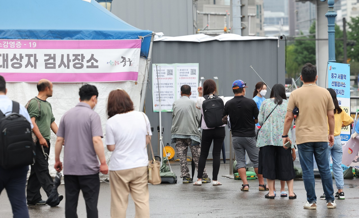 ▲29일 오전 서울역 코로나19 임시선별검사소에서 시민들이 코로나19 검사를 위해 대기하고 있다.  (연합뉴스)