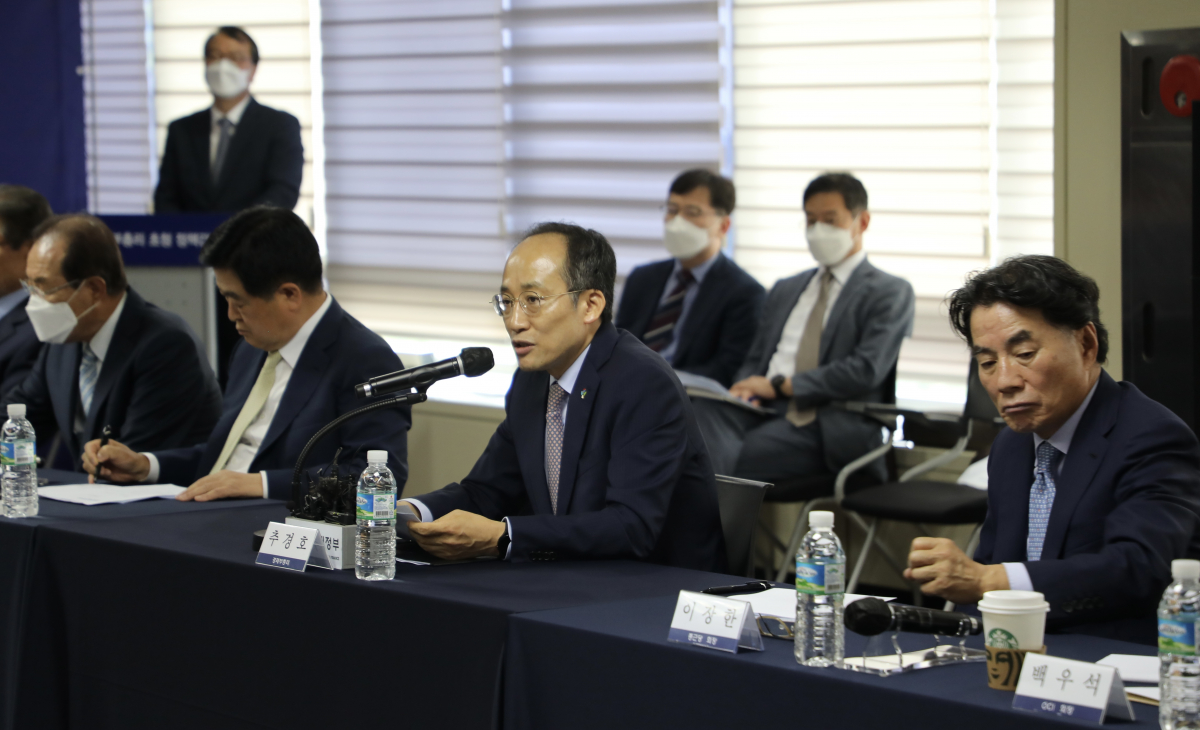 ▲추경호 경제부총리가 지난 28일 열린 정책간담회에서 발언을 하고 있다. 추 부총리는 “우리 경제의 어려운 점을 감안해서 경영계에서는 과도한 임금인상을 자제해달라”고 당부했다. (사진제공=한국경영자총협회)