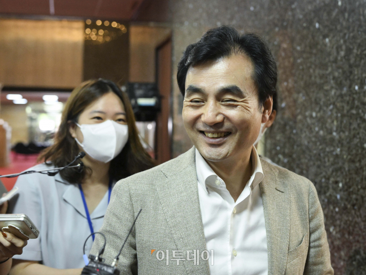 ▲안규백 민주당 전준위원장이 회의장에 들어가고 있다. (국회사진기자단)