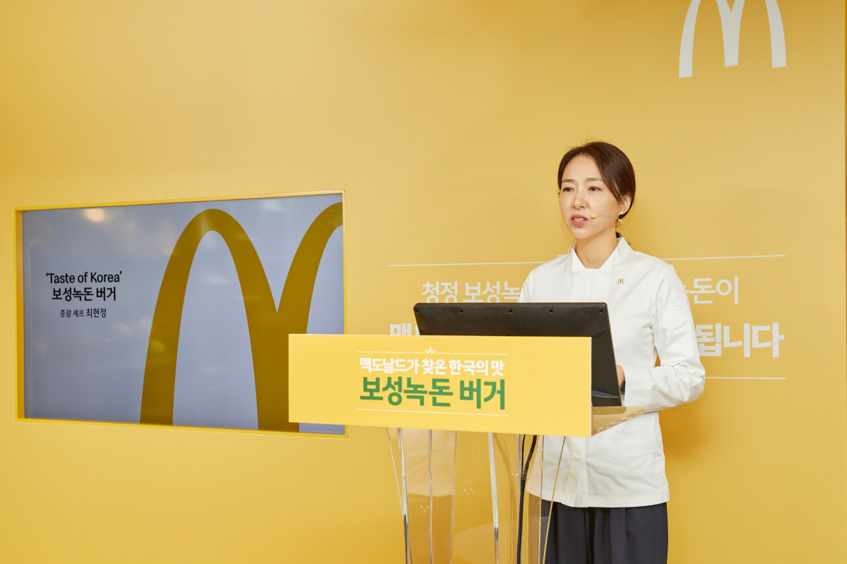 ▲한국맥도날드 총괄셰프 최현정 이사가 신메뉴 ‘보성녹돈 버거’ 개발 스토리에 대해 발표하고 있다.  (사진제공=한국맥도날드)