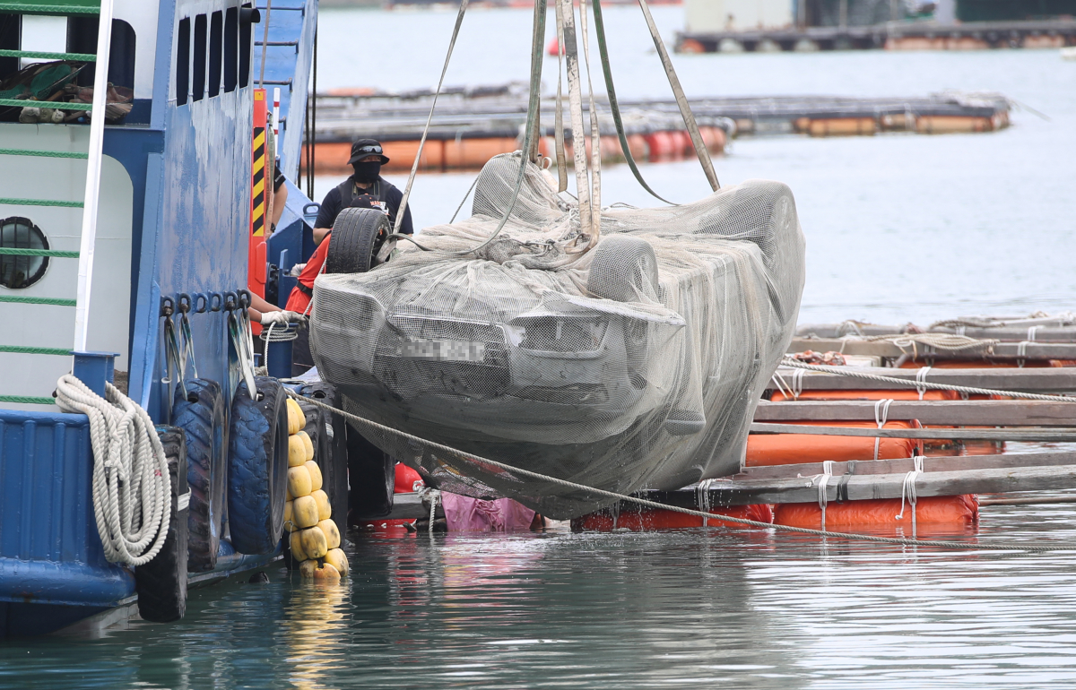 ▲29일 오전 전남 완도군 신지면 송곡선착장 인근 방파제에서 경찰이 10ｍ 바닷속에 잠겨있는 조유나(10)양 가족의 차량을 인양하고 있다. (연합뉴스)