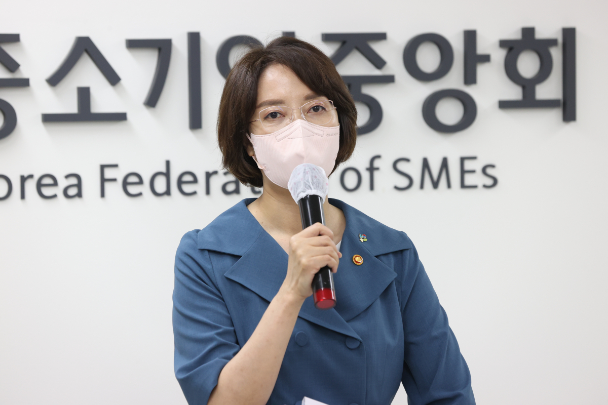 ▲이영 중소벤처기업부 장관이 지난달 29일 서울 영등포구 중기중앙회 기자실을 방문하여 인사를 나누고 있다. (사진제공=중소벤처기업부)