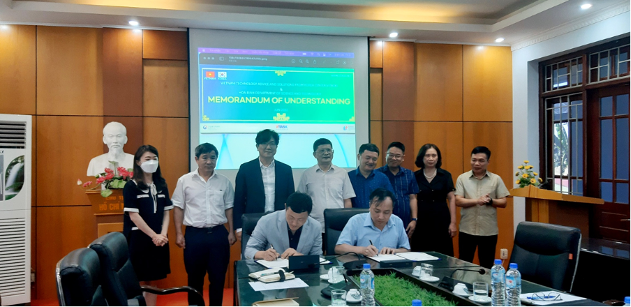 ▲VITASK센터와 베트남 화빈성 과학기술청은 양국 주요 인사들이 참석한 가운데 화빈성 과학기술청 본원에서 현지 기술기업 육성을 위한 MOU 체결식을 진행했다. 업무협약식에서 서명하고 있는 이준호 VITASK부센터장(가운데 왼쪽)과, 화빈성 과학기술청 Mr. Ho청장.<VITASK센터 제공>
