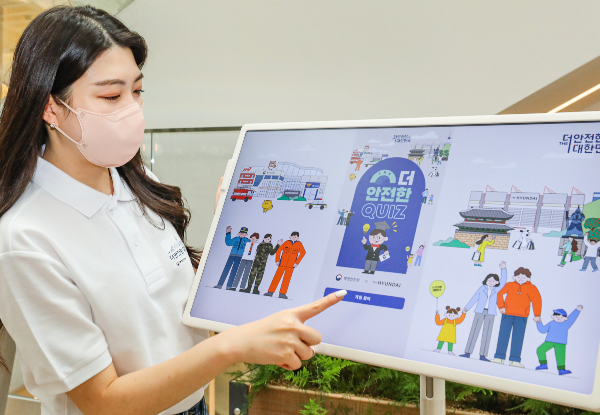 ▲29일 오전 서울 영등포구에 위치한 더현대 서울에서 직원들이 '더 안전한 퀴즈'를 풀고 있다.
 (현대백화점)