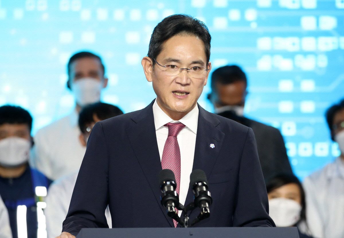 ▲이재용 삼성전자 부회장이 지난달 20일 경기 평택 삼성전자 반도체 공장을 방문한 윤석열 대통령과 조 바이든 미국 대통령 연설에 앞서 인사말하고 있다. (뉴시스)
