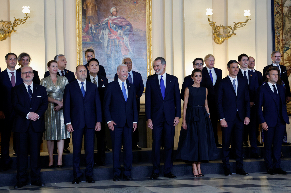 ▲스페인 마드리드 왕궁에서 28일(현지시간) 펠리페 6세 국왕 내외 주최 만찬에 참석한 북대서양조약기구(NATO·나토) 회원국과 파트너국 정상들이 기념촬영을 하고 있다. 마드리드/로이터연합뉴스
